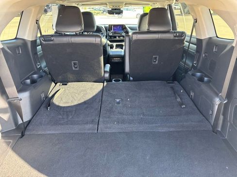 Used 2024 Toyota Highlander XLE image 11