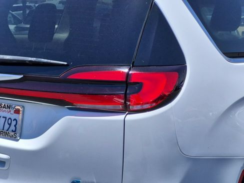 Used 2022 Chrysler Pacifica Touring-L FWD image 11