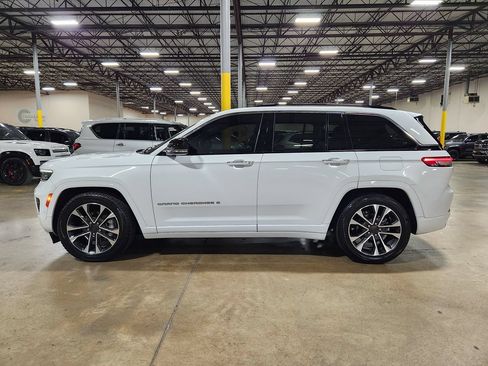 Used 2023 Jeep Grand Cherokee Overland w/ Luxury Tech Group IV AWD/4WD image 7