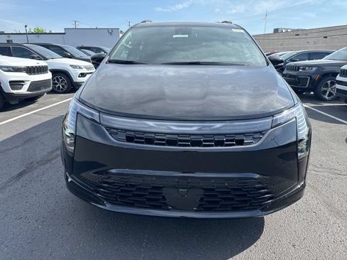 Used 2027 Chrysler Pacifica Limited FWD image 2