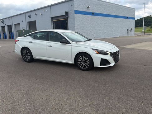 Used 2025 Nissan Altima 2.5 SV FWD image 7