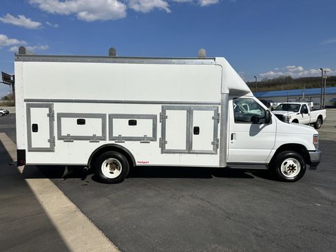 Used 2024 Ford E-450 and Econoline 450 Super Duty w/ Interior Upgrade Package RWD image 9