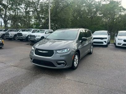 Used 2025 Chrysler Pacifica Select