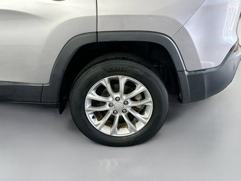 Used 2019 Jeep Cherokee Latitude w/ Popular Appearance Group FWD image 29