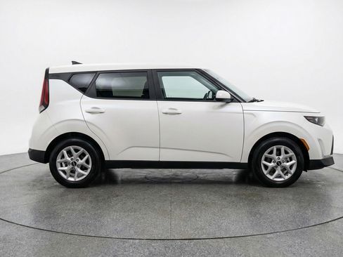 Used 2025 Kia Soul LX w/ LX Technology Package FWD image 11