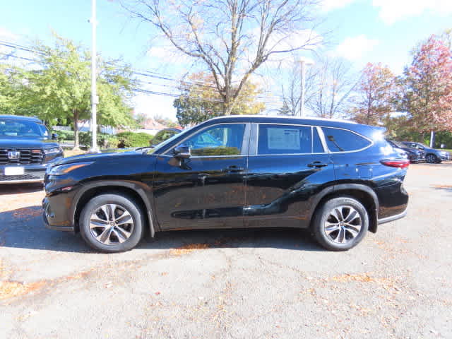Used 2024 Toyota Highlander XLE AWD/4WD image 3