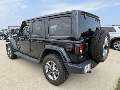 Used 2019 Jeep Wrangler Unlimited Sahara w/ Uconnect 4C Nav & Sound Group AWD/4WD image 4
