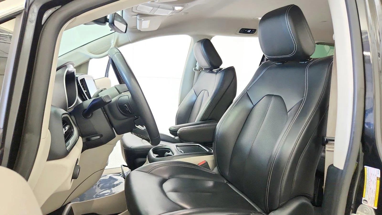 Used 2023 Chrysler Pacifica Touring-L FWD image 19