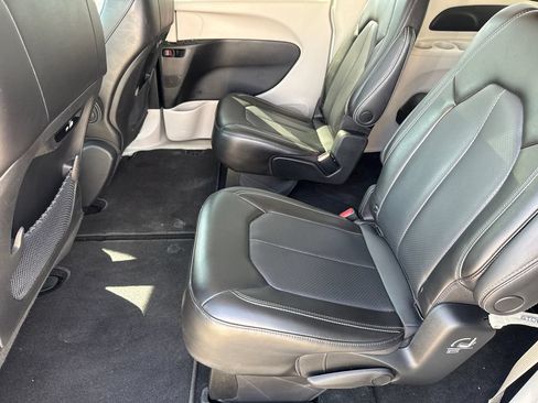 Used 2023 Chrysler Pacifica Touring-L FWD image 17
