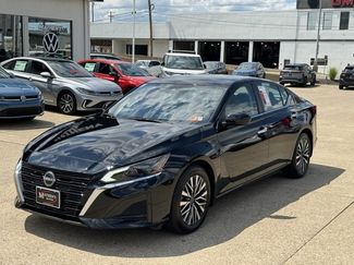 Used 2023 Nissan Altima 2.5 SV image 1