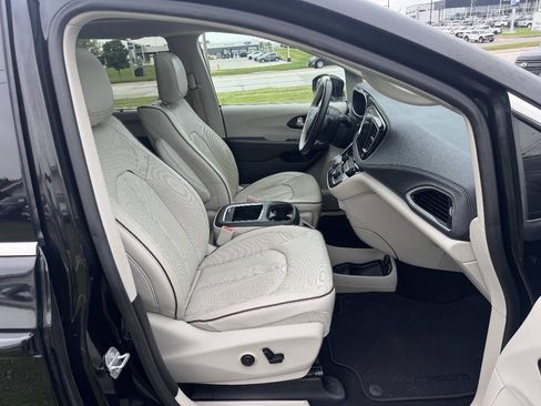 Used 2017 Chrysler Pacifica Limited FWD image 14