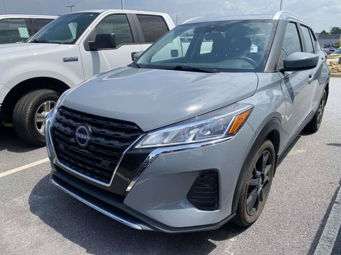Used 2024 Nissan Kicks SV FWD image 3
