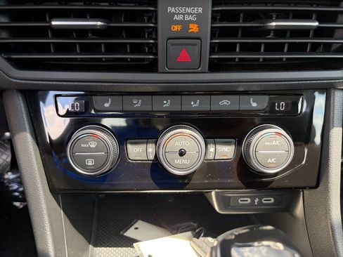 Used 2023 Volkswagen Jetta SE w/ Panoramic Sunroof Package FWD image 18