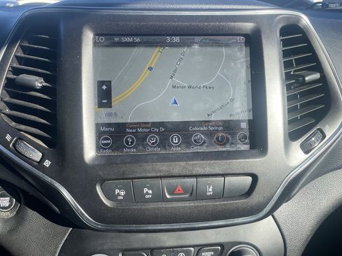 Used 2019 Jeep Cherokee Trailhawk image 21