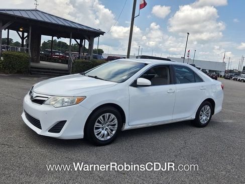 Used 2014 Toyota Camry LE FWD image 3