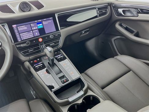 Certified 2025 Porsche Macan image 22