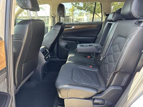 Used 2025 Volkswagen Atlas SE image 26