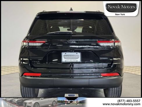 Used 2023 Jeep Grand Cherokee Altitude AWD/4WD image 7
