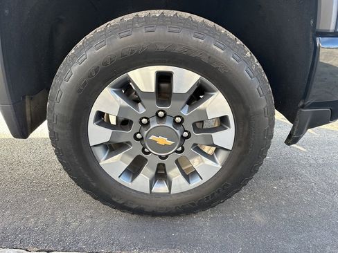 Used 2022 Chevrolet Silverado 2500 Custom w/ Custom Convenience Package image 5