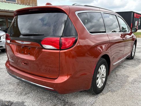 Used 2018 Chrysler Pacifica Touring-L FWD image 10