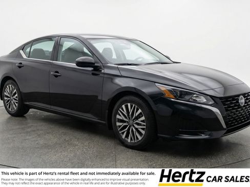 Used 2025 Nissan Altima 2.5 SV image 1