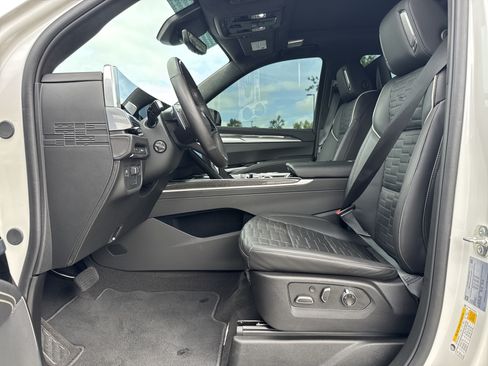 Used 2025 Cadillac Escalade V w/ LPO, ONYX Package AWD/4WD image 17