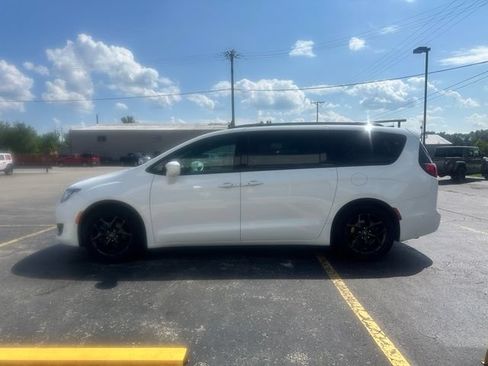 Used 2018 Chrysler Pacifica Touring-L w/ Advanced Safetytec Group FWD image 6
