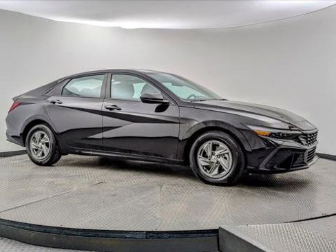 Used 2025 Hyundai Elantra SE image 11