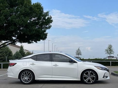 Used 2022 Nissan Sentra SR w/ SR Premium Package FWD image 3
