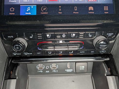 Used 2023 Jeep Grand Cherokee Limited w/ Luxury Tech Group II image 29