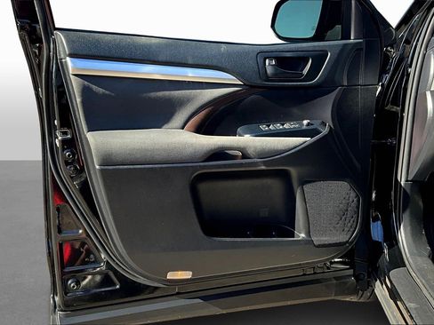 Used 2019 Toyota Highlander LE image 16
