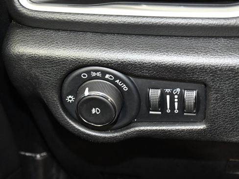 Used 2025 Chrysler Pacifica Limited image 35