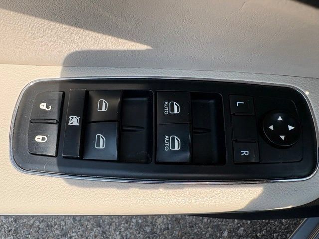 Used 2018 Chrysler 300 Limited AWD/4WD image 19