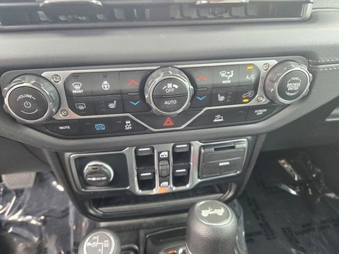 Used 2025 Jeep Wrangler Unlimited Sahara AWD/4WD image 16