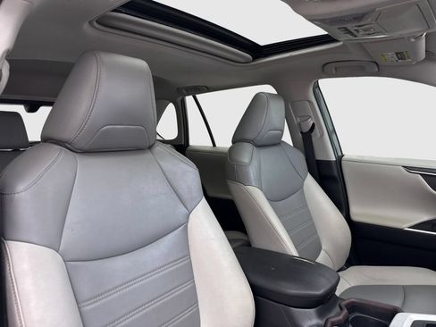Used 2020 Toyota RAV4 Limited FWD image 40