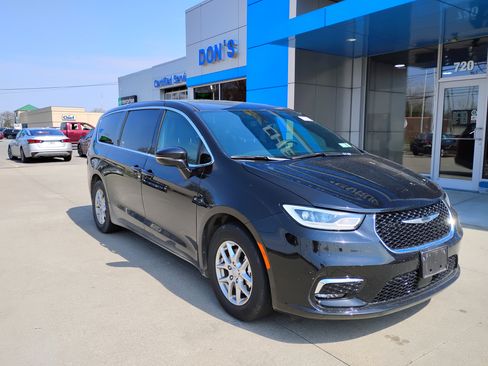 Used 2025 Chrysler Pacifica Select image 3