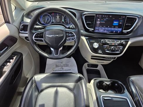 Used 2023 Chrysler Pacifica Touring-L FWD image 11
