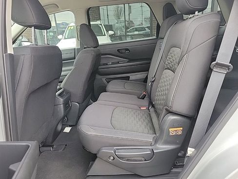 Used 2024 Nissan Pathfinder S image 22