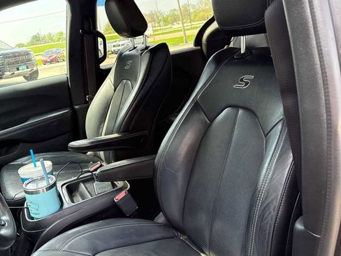 Used 2018 Chrysler Pacifica Touring-L w/ S Appearance Package image 7