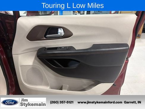 Used 2017 Chrysler Pacifica Touring-L w/ Tire & Wheel Group FWD image 41