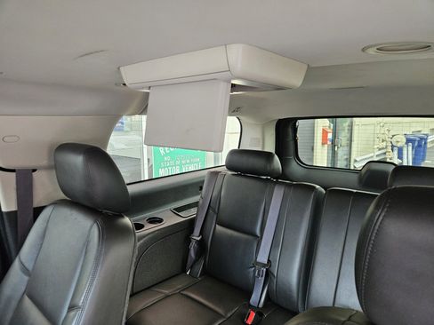 Used 2013 Cadillac Escalade ESV Luxury AWD/4WD image 25