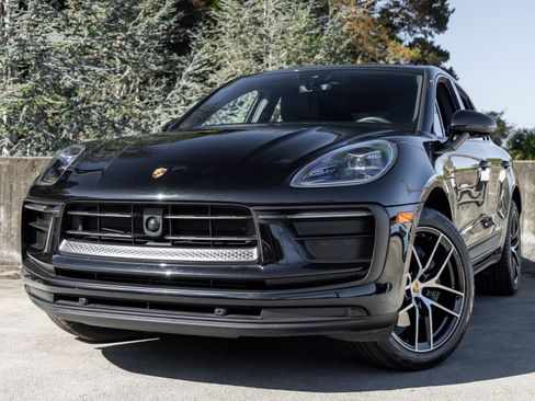 Certified 2023 Porsche Macan AWD/4WD image 7