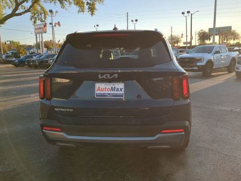 Used 2024 Kia Sorento S image 5
