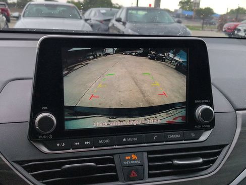Used 2025 Nissan Altima 2.5 SV FWD image 17