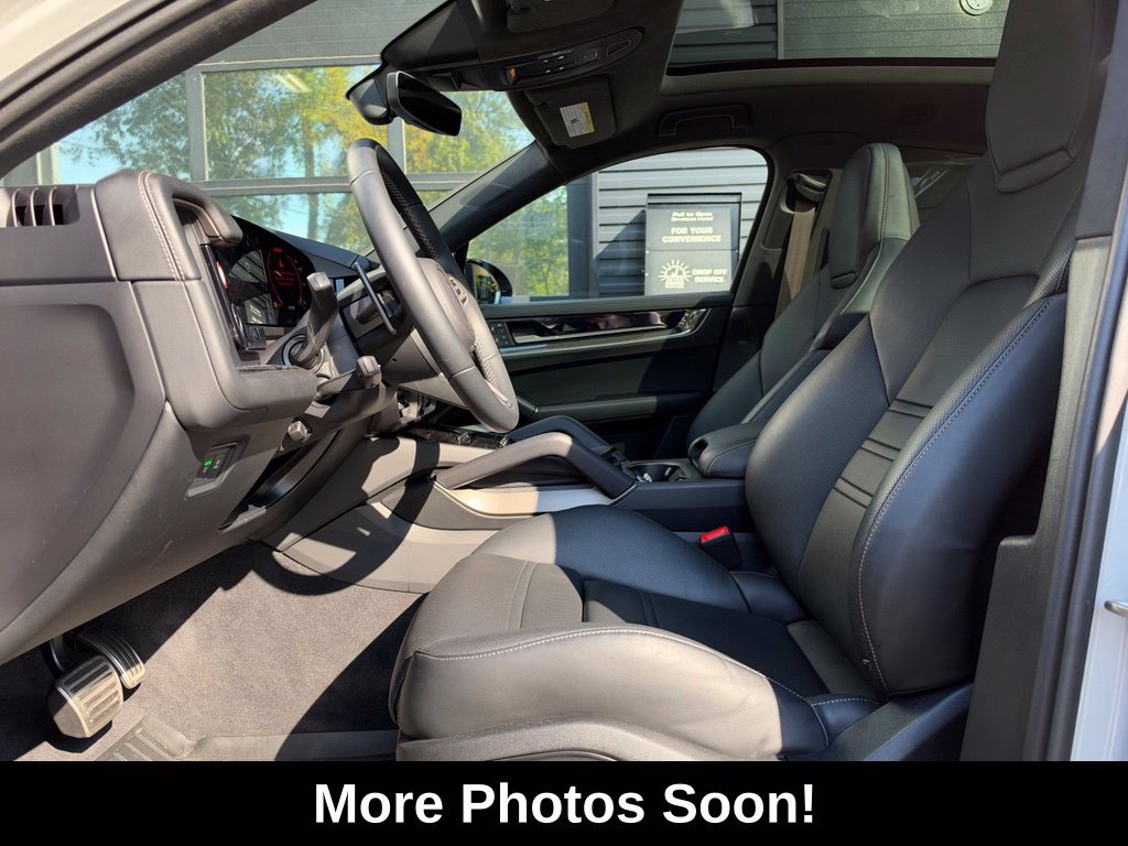 Used 2025 Porsche Cayenne Turbo AWD/4WD image 5
