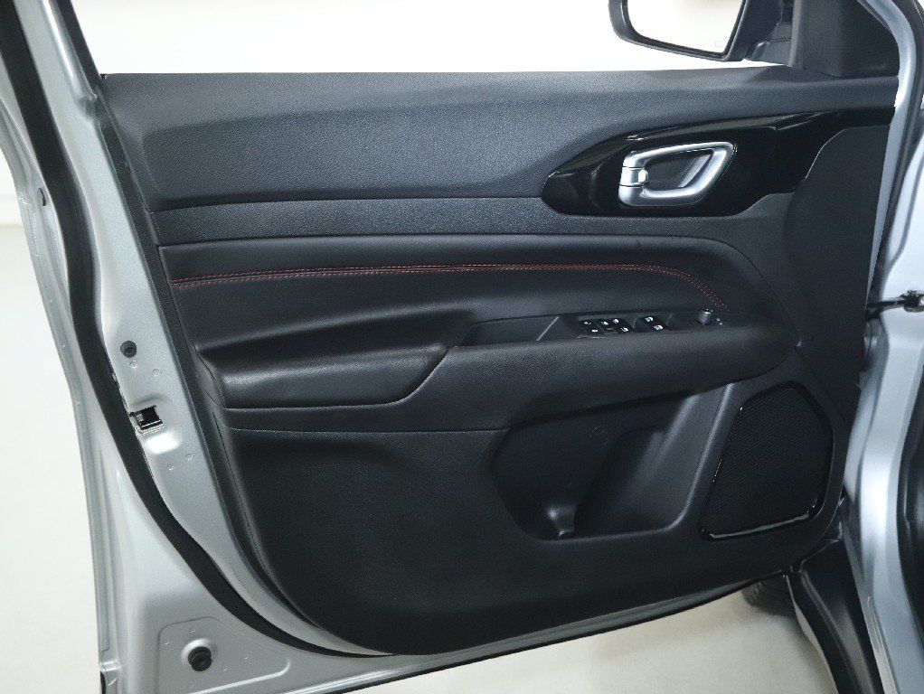 Used 2025 Jeep Compass Trailhawk AWD/4WD image 15
