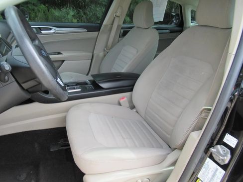 Used 2020 Ford Fusion SE FWD image 17