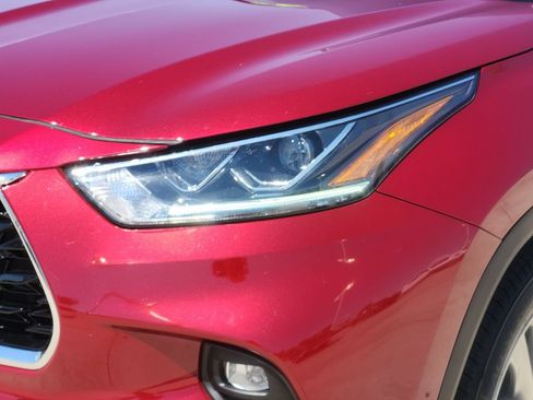 Used 2024 Toyota Highlander Platinum FWD image 12