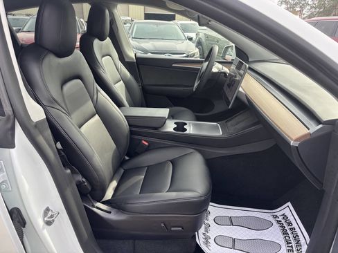 Used 2022 Tesla Model Y Long Range image 18