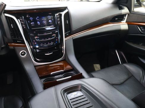 Used 2020 Cadillac Escalade ESV Premium Luxury RWD image 17